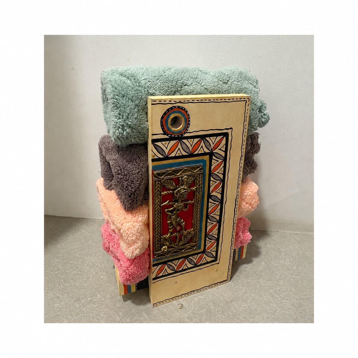 Wooden Hand Towel Holder With Brass Dhokra Work – Bastar Chhattisgarh Handicraft
